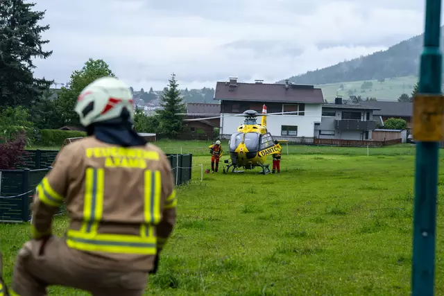 Auch die Rettungskräfte waren schnell am Einsatzort. | Foto: FF Axams/Manuel Würtenberger