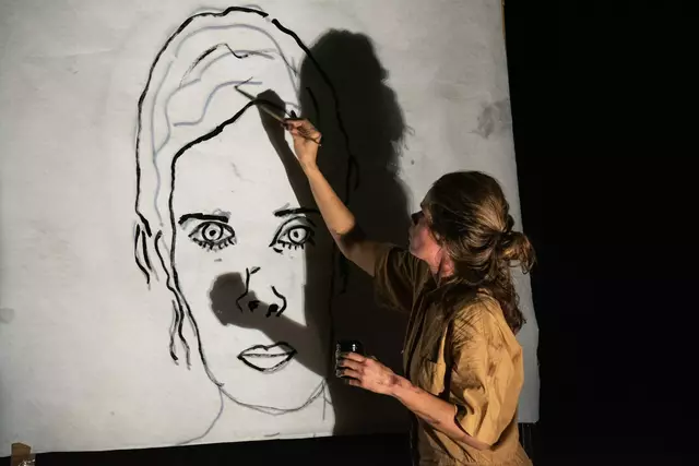 Das eindrucksvolle Solostück von Stefanie Claes richtet sich an Jugendliche ab 14 Jahren. Ohne Worte, aber mit starken Bildern erzählt sie die Geschichte ihrer Großmutter – eine berührende Auseinandersetzung mit Erinnerung, Gewalt und Weitergabe von Traumata. | Foto: FdR