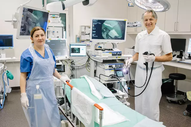 Endoskopische Untersuchungen sind wesentlich für die Behandlung von Erkrankungen im oberen Verdauungstrakt. Rechts: der Leiter des Zentrums für Speiseröhren- und Magenchirurgie, Primarius Johannes Zacherl.  | Foto: St. Josef Krankenhaus Wien/Alek Kawka