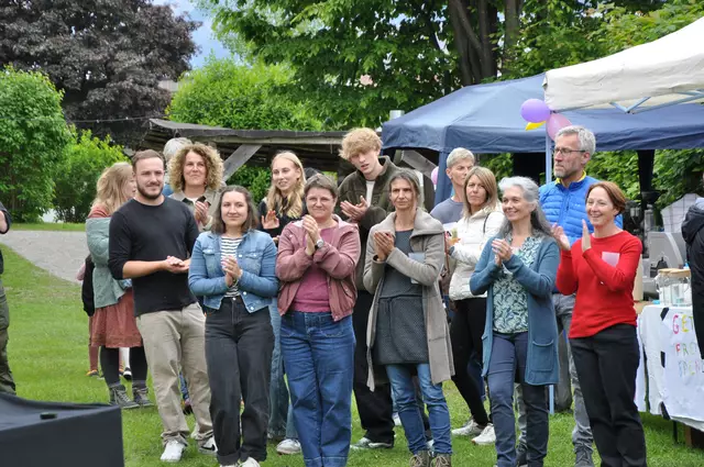 Kräftigen Applaus zur Festansprache gab es von Eltern, ehemaligen SchülerInnen und Freunden.