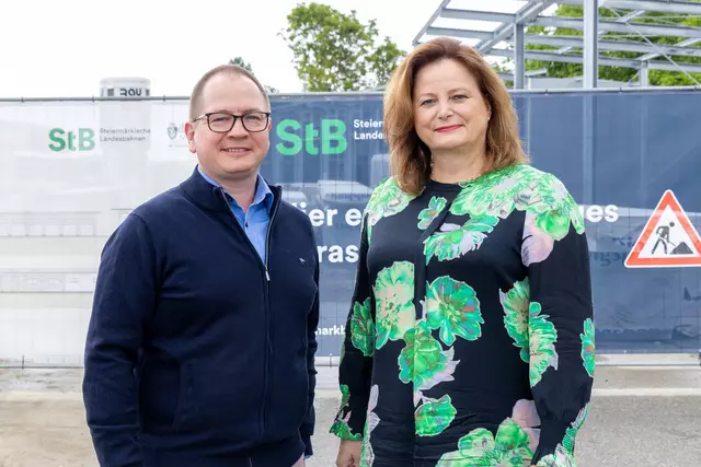 Ronald Kiss (Direktor der StLB) mit Verkehrslandesrätin Claudia Holzer. | Foto: StB/Harry Schiffer