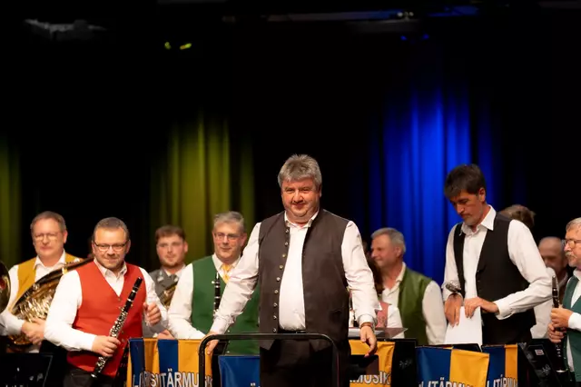 Das gemeinsame Konzert mit der Militärmusik Niederösterreich und den „Alten Kameraden“ im Musium Reinsberg war ein großartiger Erfolg. Im Bild Kapellmeister Wolfgang Rosenthaler von den "Alten Kameraden".  | Foto: Gerald Prüller Cleanhill Studios