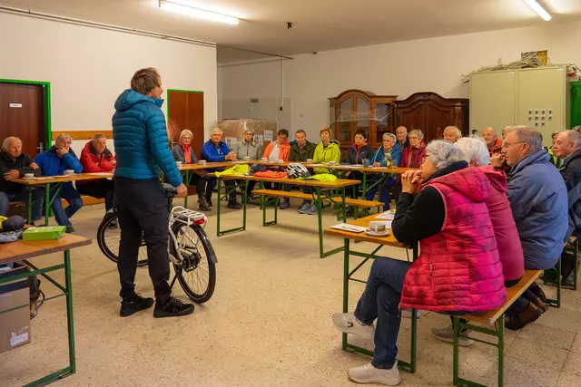 Franz Augustin erklärte das E-Bike und leitete später auch Praxisübungen an. | Foto: SB Lohnsburg