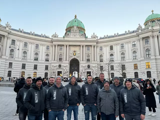 Der "Kehrls Club" aus Mürzhofen in Wien beim Vereinsausflug vor dem Eingang zur Hofburg.  | Foto: Kehrls Club