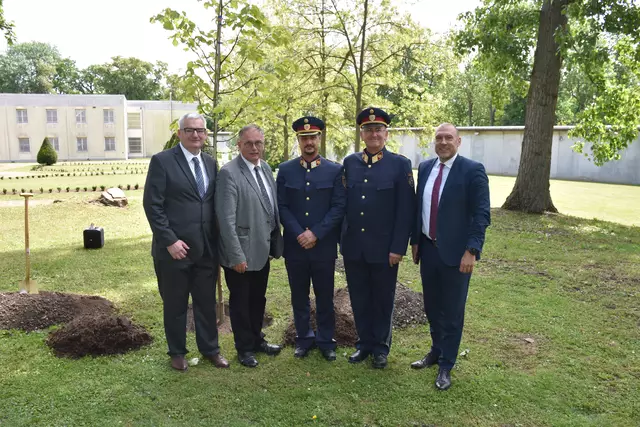 Roman Heiden, Richard Hogl, Florian Hamedinger, Franz Neuteufel, Friedrich Koenig nach dem Pflanzen einer Linde. | Foto: Alexandra Goll