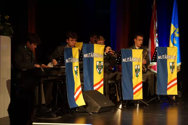 Für die musikalische Umrahmung der Veranstaltung sorgte die Jazz-Combo der Militärmusik Niederösterreich, die der Ehrung eine festlich-elegante Note verlieh.  | Foto: Schmatz