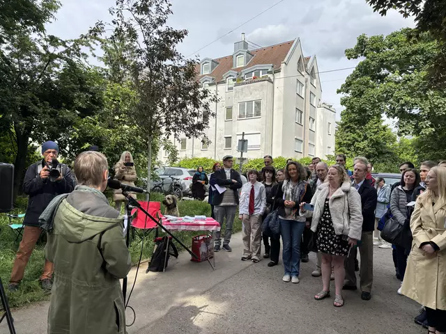 Nachfahren der Familien Reinisch und Spitzer waren gekommen, um der Eröffnung neuer Steine der Erinnerung beizuwohnen. Die Gedenksteine erinnern an ihre Vorfahren. | Foto: Michael Marbacher/MeinBezirk