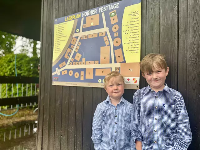 Matthias und Maximilian verschafften sich einen Plan über das Festgelände. Beim Eingang kann man in diesen Einsicht nehmen. | Foto: Markus Kahrer