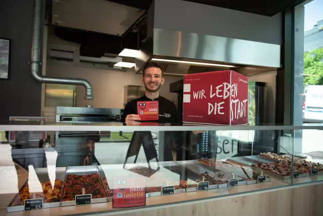 Matteo Minici, Inhaber des neu eröffneten Pizzarestaurant Mammozzo, nimmt mit seinem Betrieb am Projekt "Nette Toilette" in der Stadt Salzburg teil. | Foto: Stadt:Salzburg / Rocio Escabosa