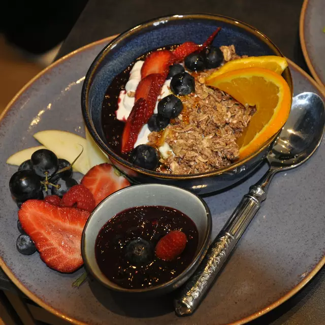 Auch süße Köstlichkeiten mit gesundem Obst sind ein Klassiker auf den Frühstückskarten im Bezirk. | Foto: Liebminger
