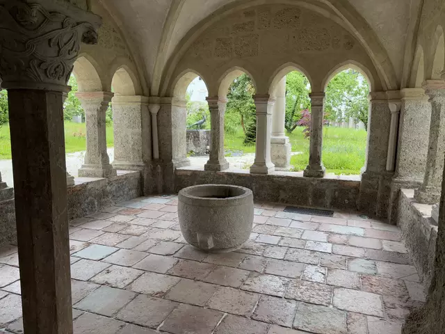 Ein Wasserbrunnen im Garten des Klosters St. Peter mitten in der Salzburger Altstadt. | Foto: Schrofner
