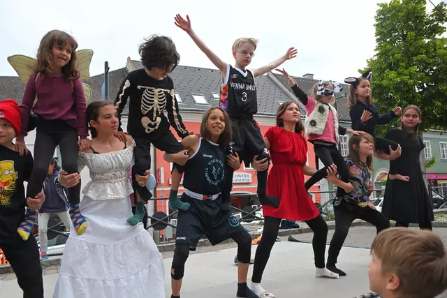 Kinder der Freiraumschule Kritzendorf begeisterten am Klosterneuburger Stadtplatz mit zeitgenössischer Straßenkunst. | Foto: Arno Sammer-Adam