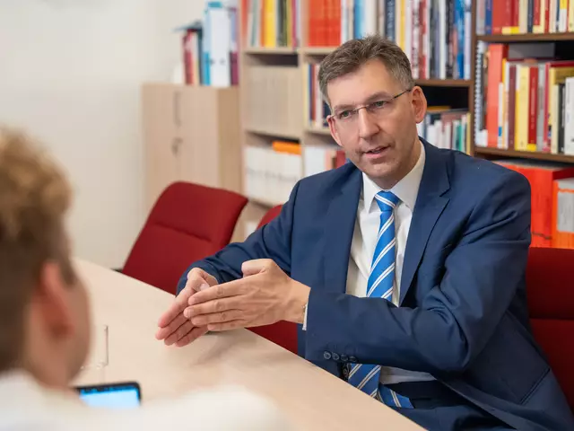 Markus Figl erklärt, was sich für Radfahrer in der Inneren Stadt verbessern soll. | Foto: Valentina Marinelic/MeinBezirk
