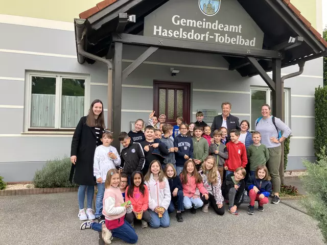 Die dritten Klassen waren bei Bgm. Hubert Holzapfel zu Gast. | Foto: Gemeinde