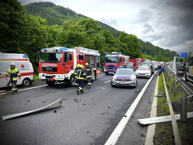 Ein Fahrer verlor die Kontrolle über seinen Pritschenwagen. Der Lenker war im Unfallwrack eingeschlossen und konnte sich nicht eigenständig befreien.
 | Foto: FF Traboch-Timmersdorf