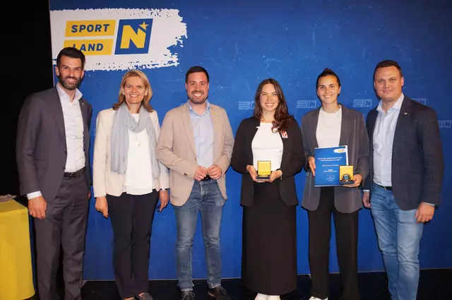 Kanutin Viktoria Wolffhardt und Fußballerin Jennifer Klein mit Landeshauptfrau-Stellvertreter Udo Landbauer, Bezirkshauptmann-Stellvertreterin Renate Giller-Schilk, Sportstadtrat Franz Hebenstreit und Landtagsabgeordnetem Andreas Bors. | Foto: Schmatz