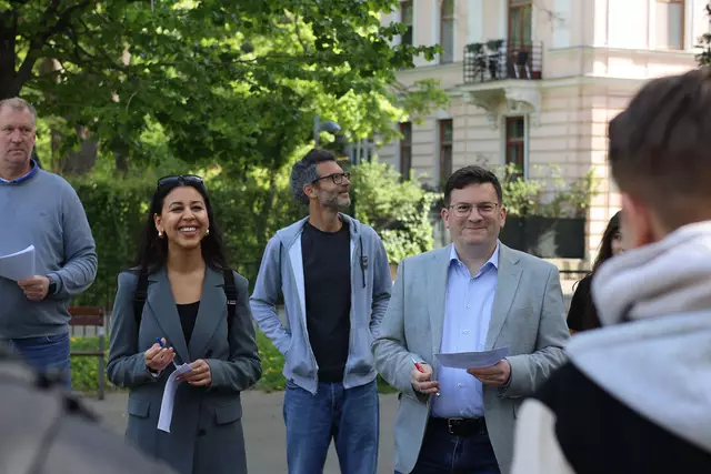 Bezisksvorsteher Wilfried Zankl (SPÖ, r.) war mit den Jugendlichen vor Ort, um zu zeigen, welche Projekte in den Parks möglich sind.  | Foto: BV 12