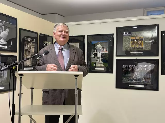 Dr. Leopold Heinrich Ammerer mit Informationen zu Roman Erich Petsche  | Foto: Josef Goldhofer