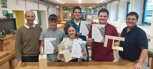 TFBS Schulleiter Klaus Oberegger mit Matthias Moosmair, Katharina Kofler, Peter Steinkasserer, Lukas Linder und Tischlermeister Friedrich Wieser (v.l.). | Foto: Anton Holzer