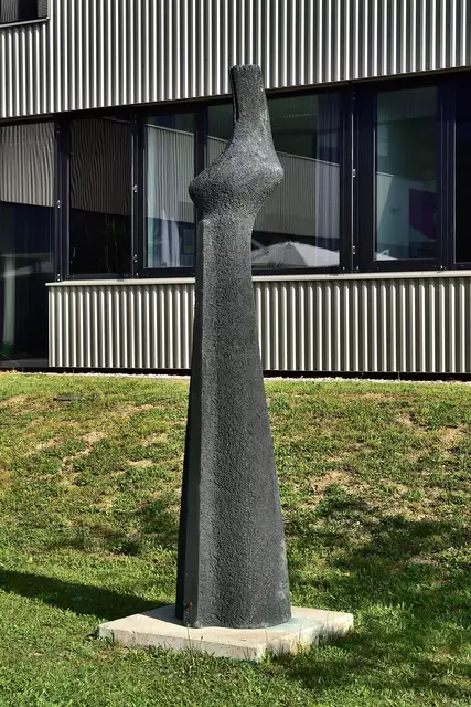 Das drei Meter hohe Werk von 1981 mit rauer Kettenhemd-Oberfläche. | Foto: Hans-Peter Kriener