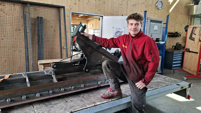 Simon Knoblecher aus Annaberg baute einen Schneepflug. | Foto: Josef Wind