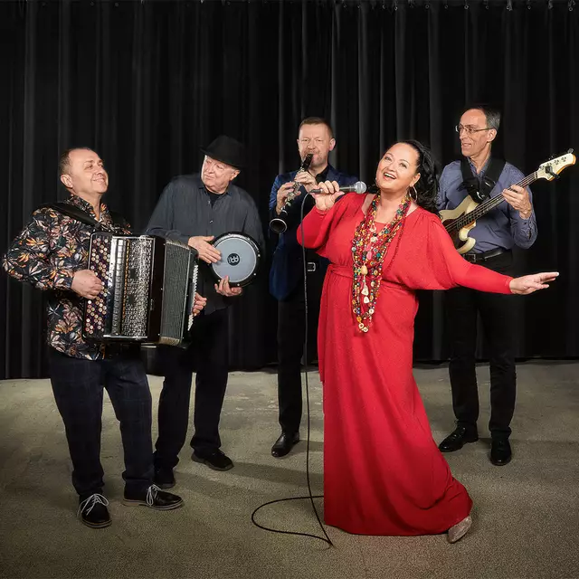 Tini Kainrath: Stimme | Maciej Golebiowski: Klarinetten | Alexander Shevchenko: Akkordeon | Christoph Petschina: E-Bass | Peter Rosmanith: Perkussion

 | Foto: Hans Ringhofer