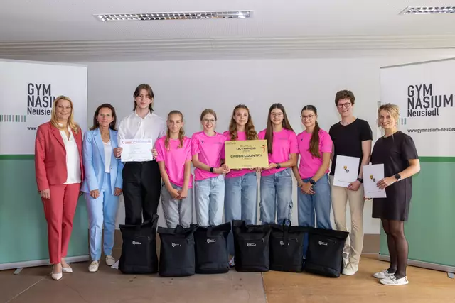 v.l.n.r.: Daniela Winkler, Tanja Bayer-Felzmann,  Viktor Aubrecht, Anna Haubenwallner, Lieselotte Gettinger, Greta Bohrer, Stella Bohrer und Lisa Zechner , Lisa Mauersics und Theresa Wagner. | Foto: LMS/ Oliver Novak