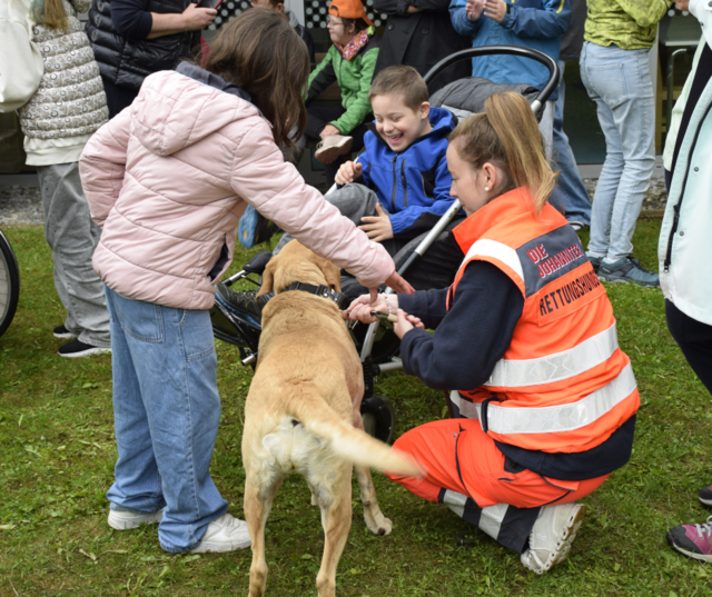 Der nahe Kontakt mit den Rettungshunden zauberte den Kindern ein Lächeln ins Gesicht.