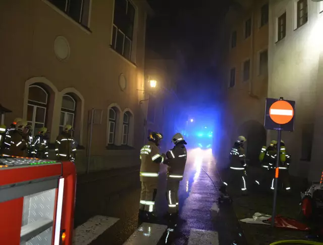 Um 03:00 Uhr waren sämtliche Brandstellen gelöscht, verbliebene Holzverkleidungen wurden entfernt und mit Netzmittel behandelt, um ein Wiederaufflammen zu verhindern | Foto: Freiwillige Feuerwehr Hallein