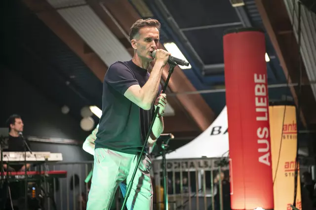 Egon 7-Bandleader Manfred "Cook" Koch heizte der Menge so richtig ein. | Foto: Zemasch