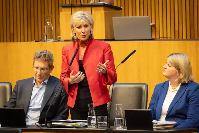 Bei der Nationalratssitzung am Donnerstag wurde Volksanwältin Gaby Schwarz (ÖVP) in ihrem Amt bestätigt.  | Foto: Parlamentsdirektion/ Ulrike Wieser