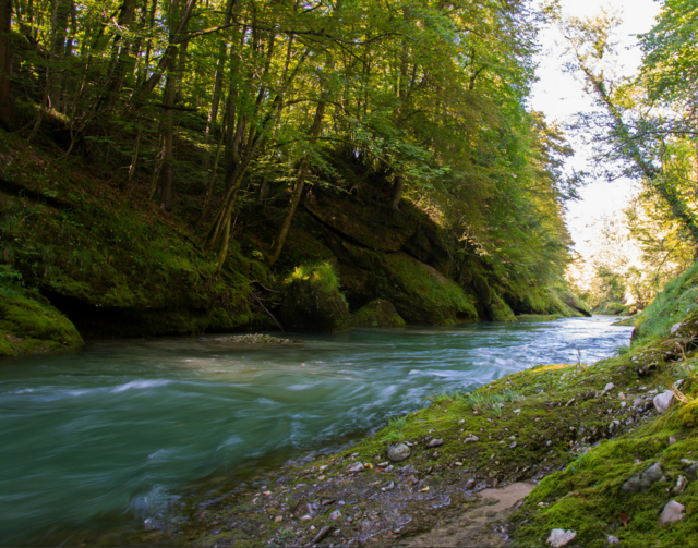 Mikroskopisch kleine Plastikpartikel gelangen über Straßenabwässer und Räumschnee in Tirols Flüsse und bedrohen die Umwelt. | Foto: Stefanie Brandstetter