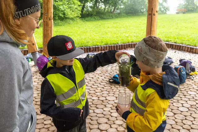 Ein Tag im Zeichen des Wassers: Unter fachlicher Anleitung setzten die Volksschulkinder Wasserpflanzen in das Biotop ein und lernten spielerisch die Eigenschaften des Wassers kennen.  | Foto: M. Freinhofer