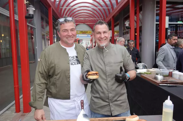 Auch leckere Burger-Kostproben standen auf der Speisekarte. | Foto: Michael Blinzer