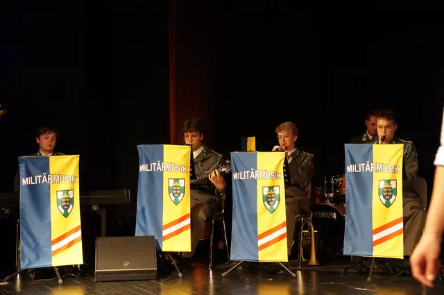 Für die musikalische Umrahmung der Veranstaltung sorgte die Jazz-Combo der Militärmusik Niederösterreich, die der Ehrung eine festlich-elegante Note verlieh.  | Foto: Schmatz