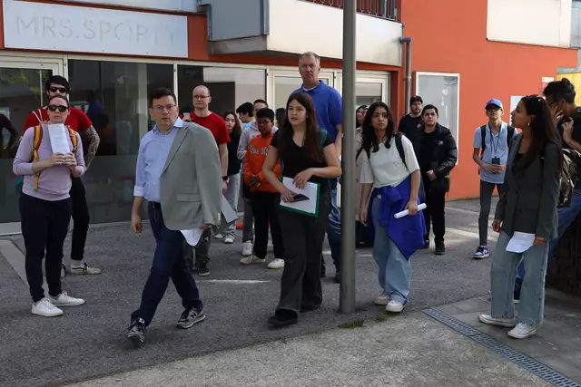 Bei einer Begehung wurden Problemstellen gemeinsam mit der Bezirkspolitik und den Schulen angesehen. | Foto: BV12