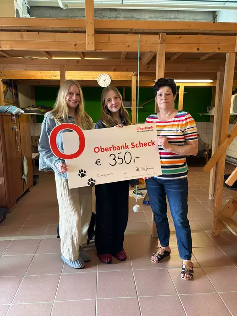Die HLW-Schülerinnen Tessa Auer, Agathe Pichlmeier übergeben Christine Zeller, der Leiterin des Tierheims Braunau, den Spenden-Scheck | Foto: Julia Hofer