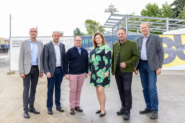  v.l.n.r.: Holzbau-Meister Johann Harrer (GF Strobl Bau-Holzbau), BM DDI Daniel Gößler (Leiter Infrastruktur StLB), Mag. (FH) Ronald Kiss (Direktor StLB), Verkehrslandesrätin Mag. Dr. Claudia Holzer sowie der 2. Vizebgm. der Stadt Weiz DI Gerd Holzer (Referent f, Verkehr, Sicherheit u. Infrastruktur) und Weizer Gemeinderat Engelbert Hierzer (Referent f. Ländliche Entwicklung, Regionalität, Land- u. Forstwirtschaft u. Grünraum). | Foto: StB/Harry Schiffer