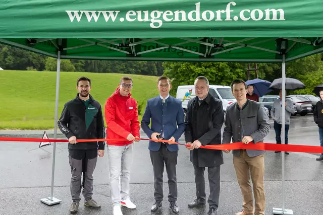 Die Verantwortlichen rund um Bürgermeister Bimminger bei der feierlichen Eröffnung des Lückenschlusses. | Foto: Marktgemeinde Eugendorf/Neumayr