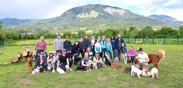 Ein kleiner Teil der Besucher bei der Einweihungsfeier der Hundewiese an der Ache. | Foto: Sontje Müller