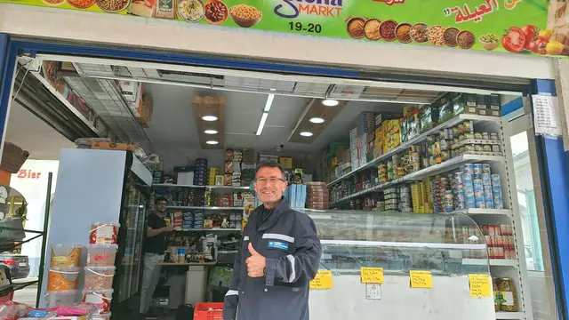 Lukman Ahmad ist jetzt mit seinem Stand "Selena Markt" auch Teil des Schlingermarkts.  | Foto: GB* / Pointner