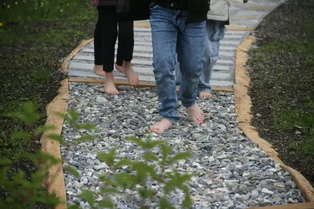 Die Eröffnung zog zahlreiche Besucher an, darunter viele Kinder, die den neuen Weg mit Begeisterung erkundeten. | Foto: Maschinenring