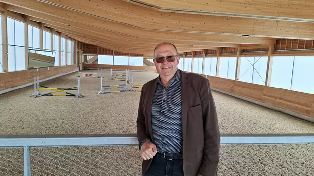 Direktor Georg Springl in der neuen Reithalle. | Foto: Josef Wind