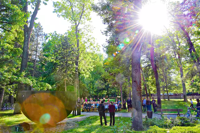 Die sanierte Gedenkstätte im Hammerpark wurde mit einer Gedenkfeier eröffnet.  | Foto: Josef Vorlaufer