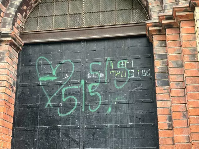 Nicht nur am Eingangsportal waren die Täter am Werk.  | Foto: Antonio Šećerović/ MeinBezirk