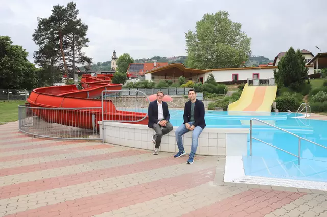 Bgm. Marcus Martschitsch und HSF-Geschäftsführer Dominik Ebner laden zum Freibad-Saisonstart am 24. Mai ein. | Foto: Alfred Mayer
