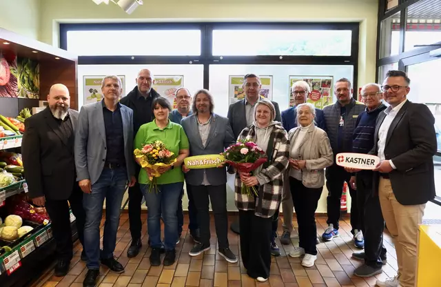 Sabine Kuni (Blumenstrauß und karierter Pulli) wurde von allen Seiten bejubelt. Elmar Ruth (dahinter) war unter den Gratulanten wie auch Bürgermeister Kovacs (Mitte). | Foto: Bernhard Kerezsi