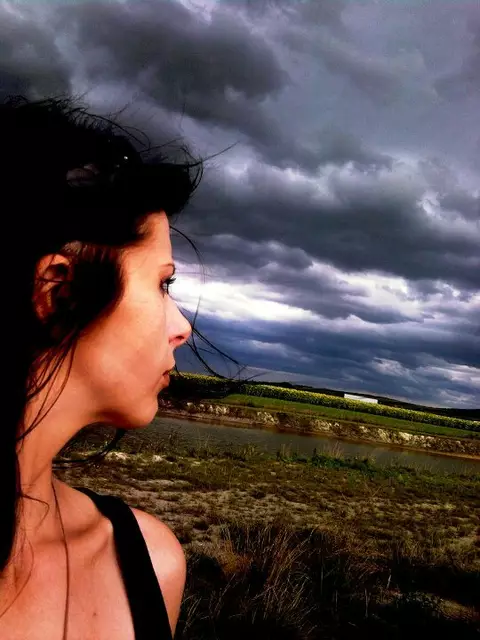 Drohende Gewitterwolken ziehen über die Landschaft – ein Zeichen, wachsam zu bleiben. | Foto: Rebekka Sadiki-Peckary