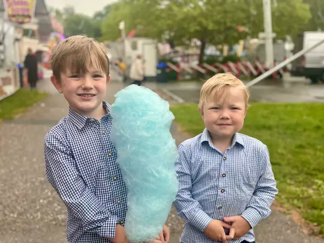 Maximilian und Matthias freuten sich über die Zuckerwatte, wo auch das Wetter die gute Laune nicht verderben konnte. | Foto: Markus Kahrer