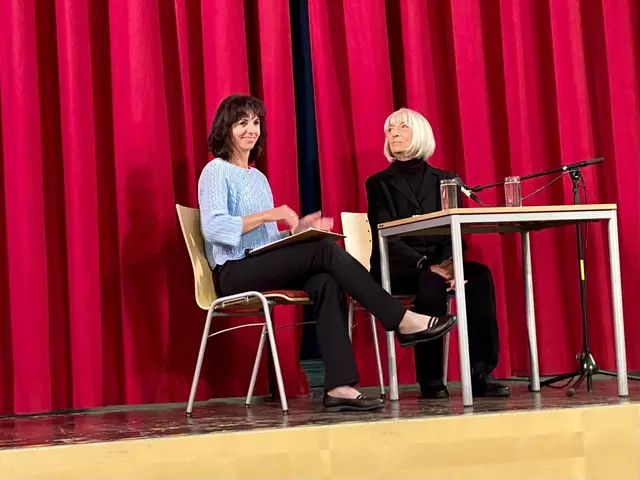 Erika Pluhar im Gespräch mit Bibliotheksmitarbeiterin Claudia Korinek. | Foto: Öffentliche Bibliothek der Pfarre Bad Ischl